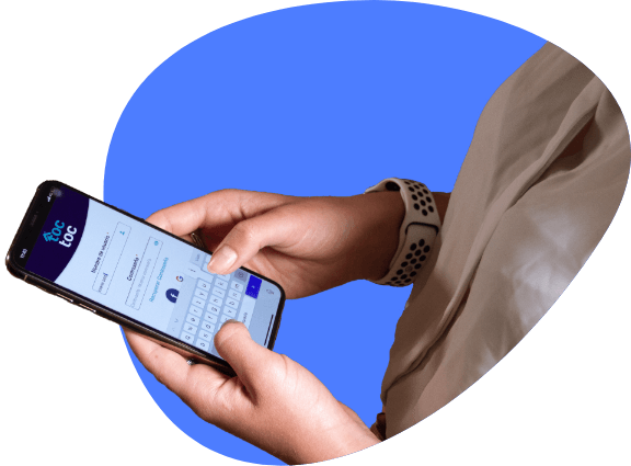 persona con celular en la mano viendo la app de toctoc mobile
