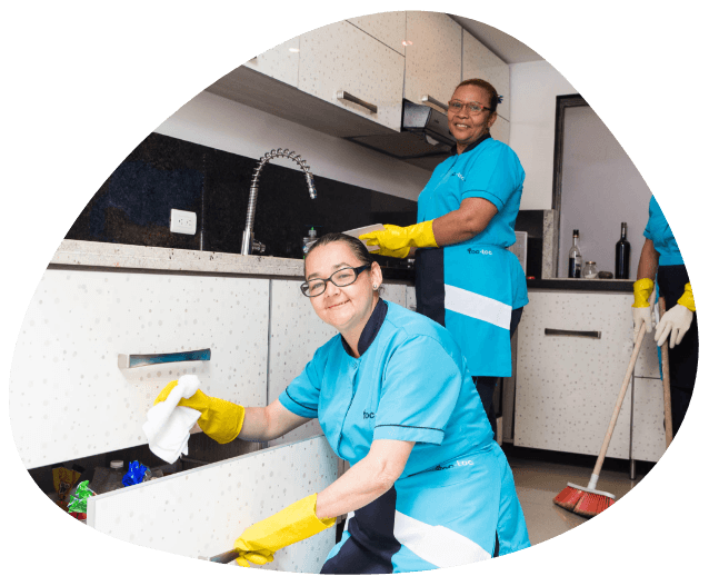 senoras realizando aseo en la cocina