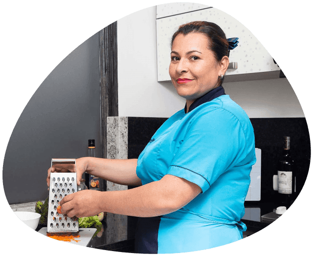 senora de aseo en la cocina