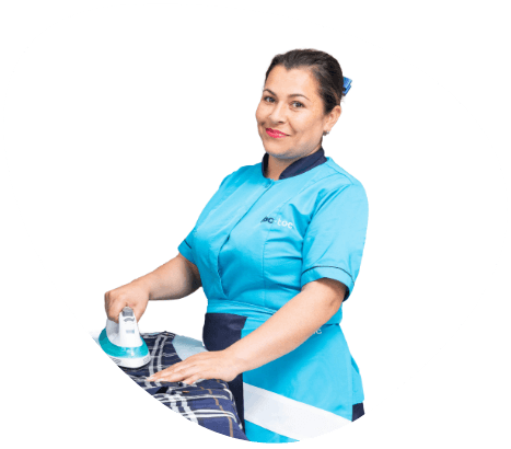 senora de aseo planchando ropa