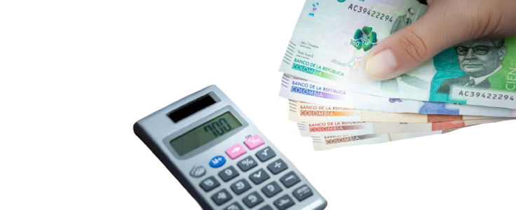 Imagen de una calculadora sobre una mesa y unos billetes