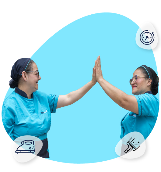 Empleadas domésticas chocando las manos