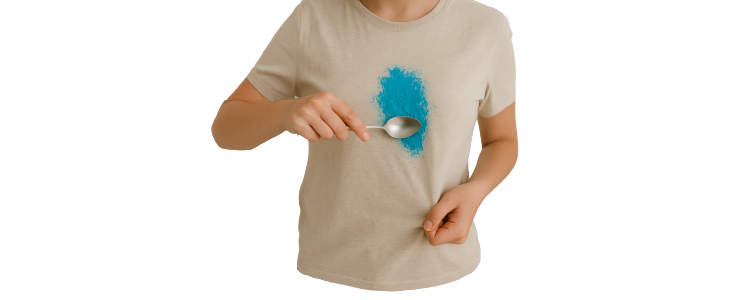 Persona raspando pintura de una camiseta con una cuchara
