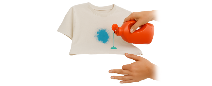 Detergente líquido siendo aplicado sobre una camiseta manchada sobre una lavadora