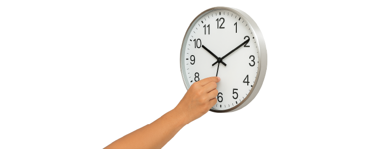 Ajuste de horario laboral Mano ajustando reloj