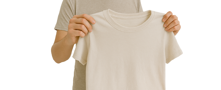 Detergente líquido siendo aplicado sobre una camiseta manchada sobre una lavadora
Persona revisando una camiseta para verificar la eliminación de la mancha de pintura

