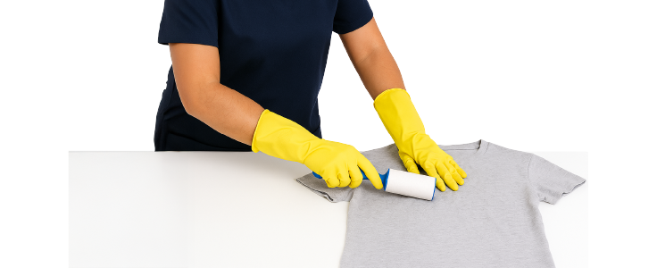Paso 3: Utilizar guantes de goma Persona frotando guantes de goma húmedos en una camiseta