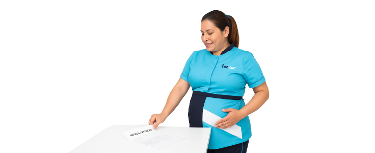 Licencia de maternidad y permisos de reposo Empleada doméstica colocando un certificado médico sobre una mesa