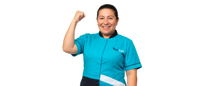 Beneficios de contar con una empleada doméstica motivada Empleada doméstica motivada volviendo al trabajo, mostrando energía y alegría