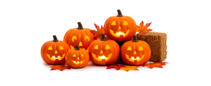 Calabazas pequeñas iluminadas con velas LED encendidas en una entrada o balcón