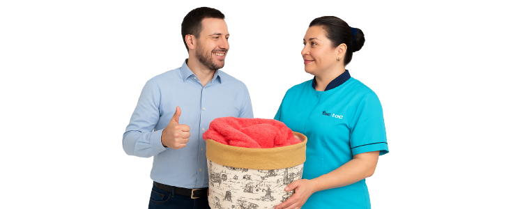 persona satisfecha recibiendo servicio profesional de limpieza en su hogar