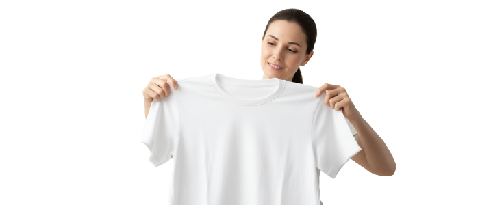 Persona revisando una camiseta blanca limpia, con una mirada de satisfacción y cuidado