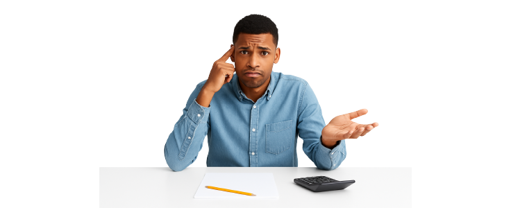 Persona con gesto de duda en escritorio con papel, lápiz y calculadora