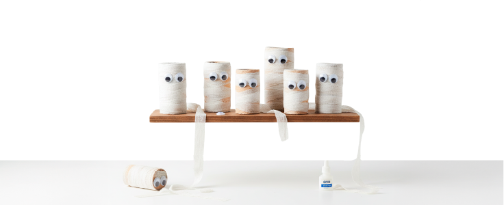 Momias hechas con rollos decorando una repisa o mesa