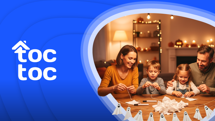 Familia creando guirnaldas de fantasmas con servilletas blancas para Halloween