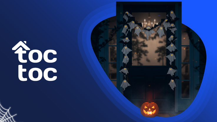 Puerta adornada con guirnaldas de fantasmas, murciélagos de cartulina, y una lámpara de calabaza iluminando, en un entorno oscuro y niebla suave alrededor.