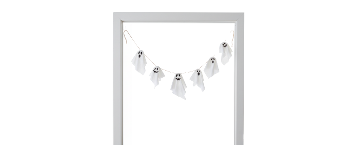 Guirnalda de fantasmas colgada en una puerta o pasill