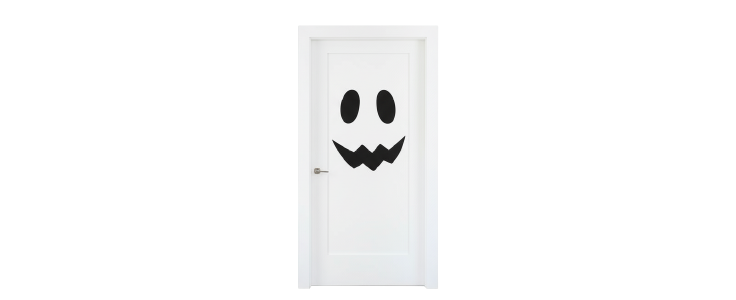 Puerta blanca decorada como fantasma con ojos y boca negras
