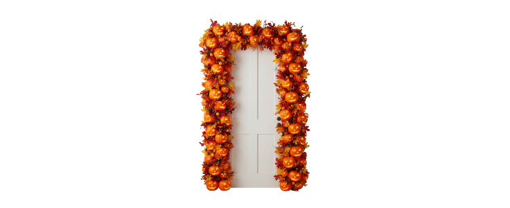 Marco de puerta decorado con calabazas naranjas iluminadas y hojas secas