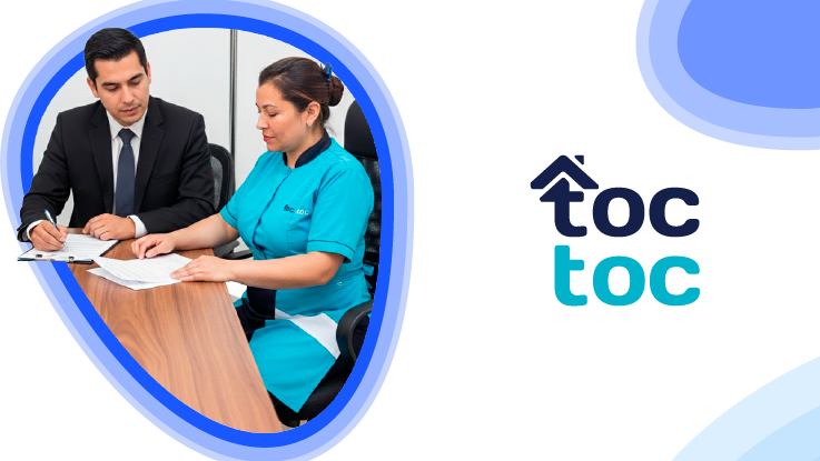 reunión entre empleador y empleada doméstica revisando documentos en una mesa